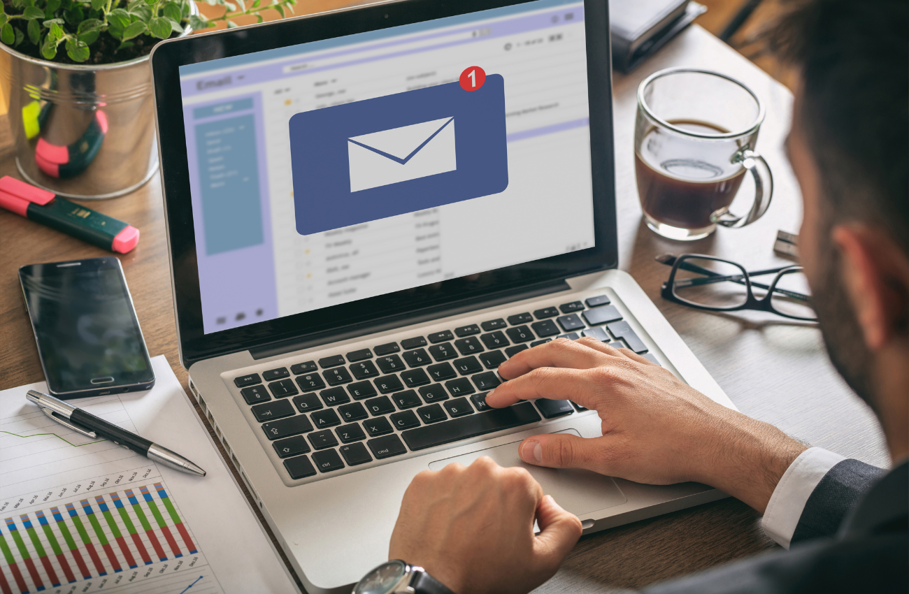 Hombre revisando email en laptop. Campaña de email marketing.
