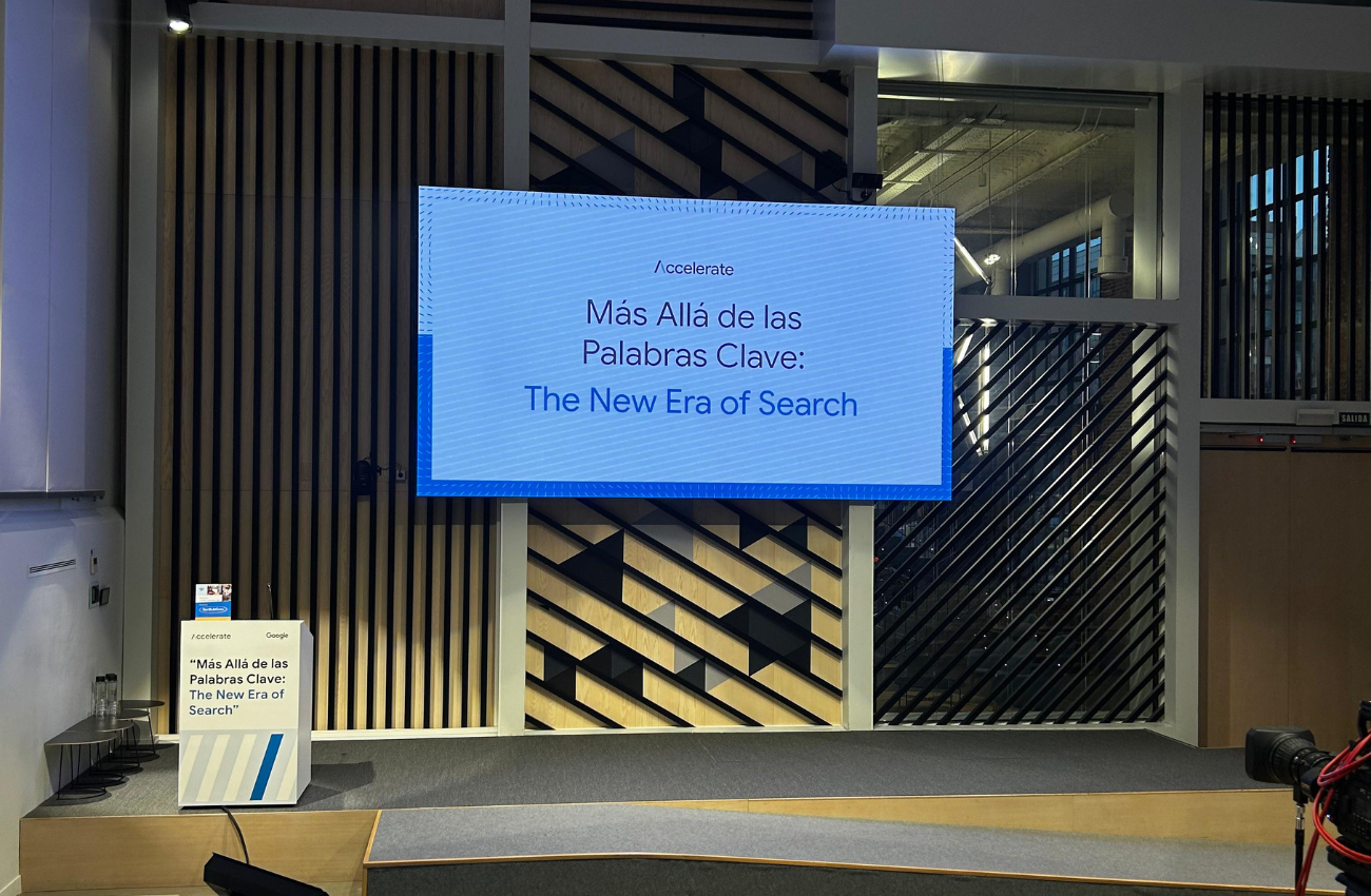 Presentación "Más Allá de las Palabras Clave: The New Era of Search" de Google Accelerate sobre IA y marketing digital.
