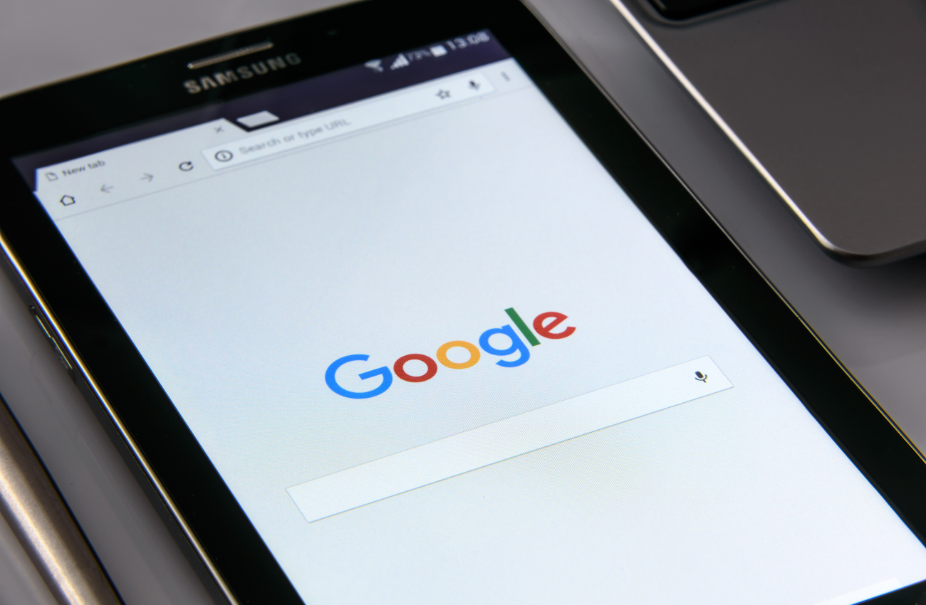 Pantalla de tablet mostrando la página de inicio de Google.