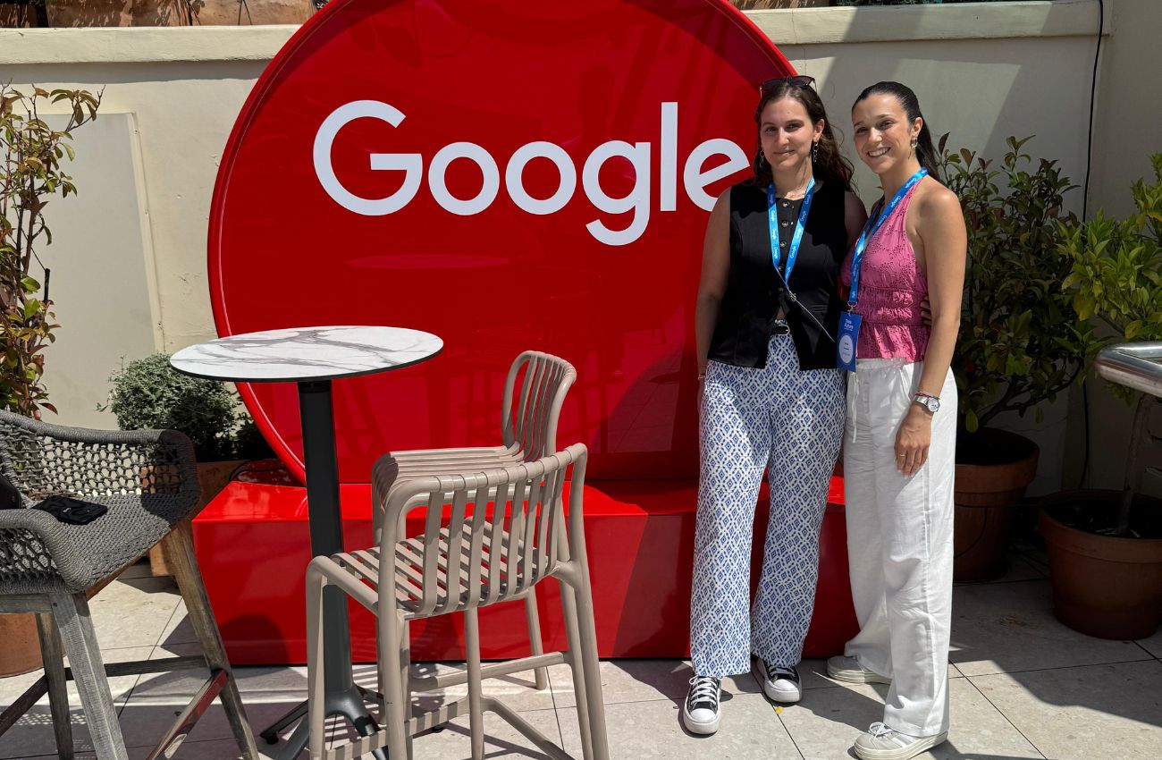 Dos mujeres frente al logo de Google en "Think Future: Get ready for Peak".