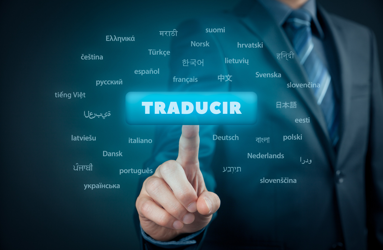 Hombre pulsando "TRADUCIR" en pantalla con idiomas. Traducción profesional para marketing digital.