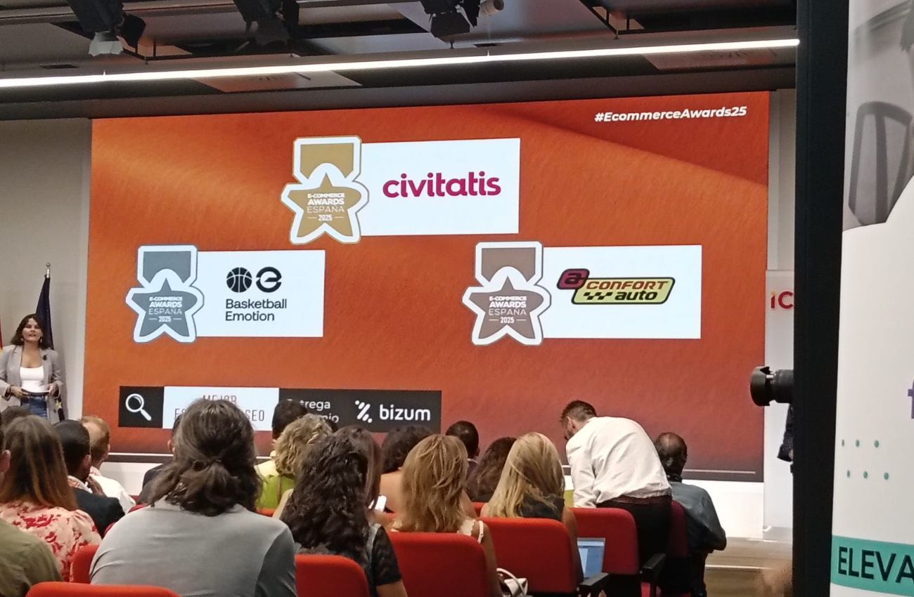 Entrega de los Ecommerce Awards, donde Confortauto recibe un premio.