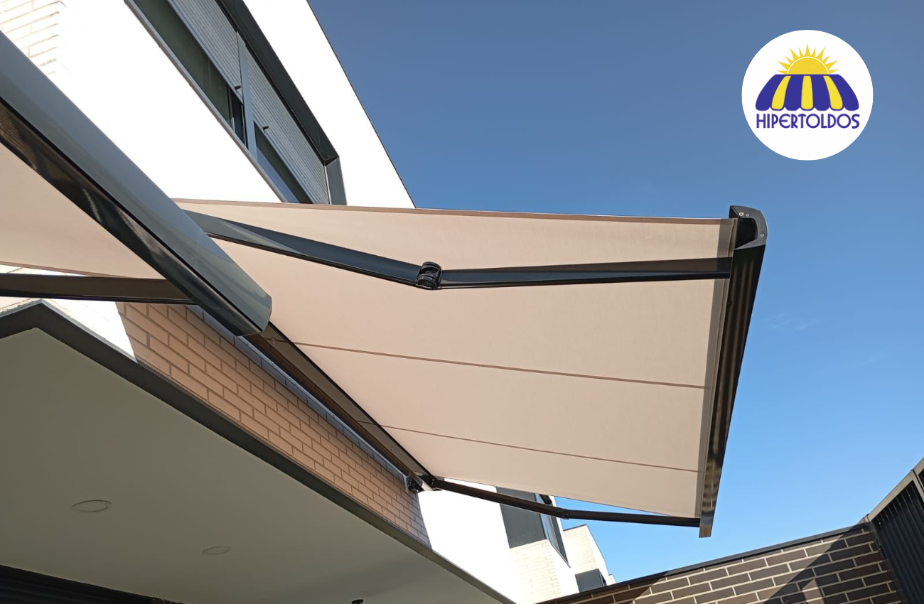 Toldo retráctil Hipertoldos, caso de éxito en marketing digital. Protección solar y diseño moderno.